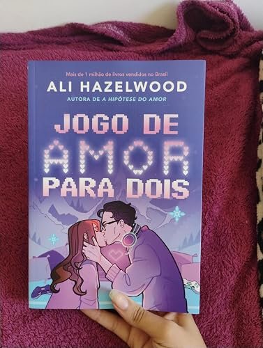 Jogo de Amor para Dois: O Livro de Ali Hazelwood É Bom? Vale a Pena Comprar em 2026? jogo-de-amor-para-dois-ali-hazelwood-capa